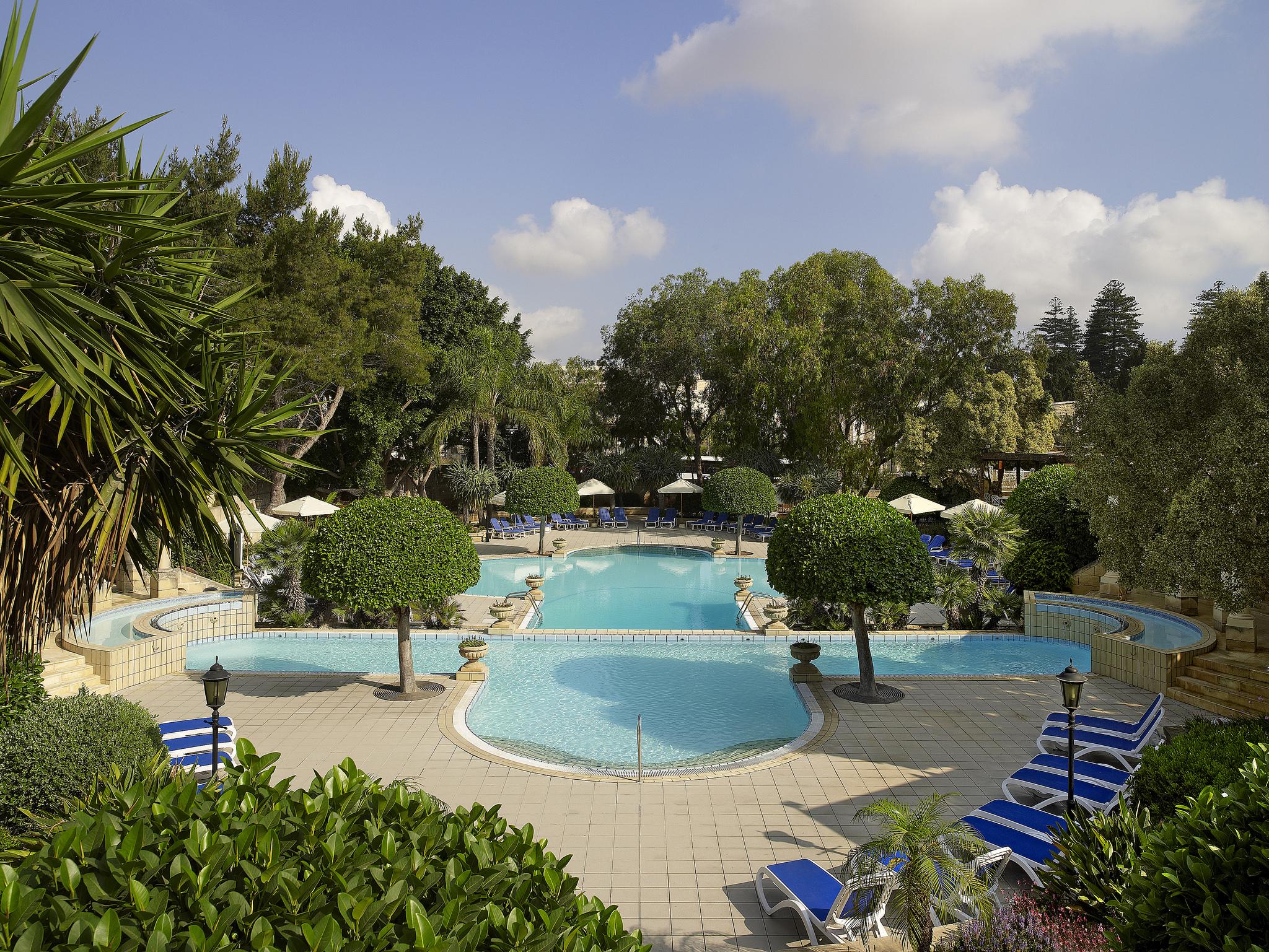 Corinthia Palace Malta Attard Exteriör bild The swimming pool at the hotel