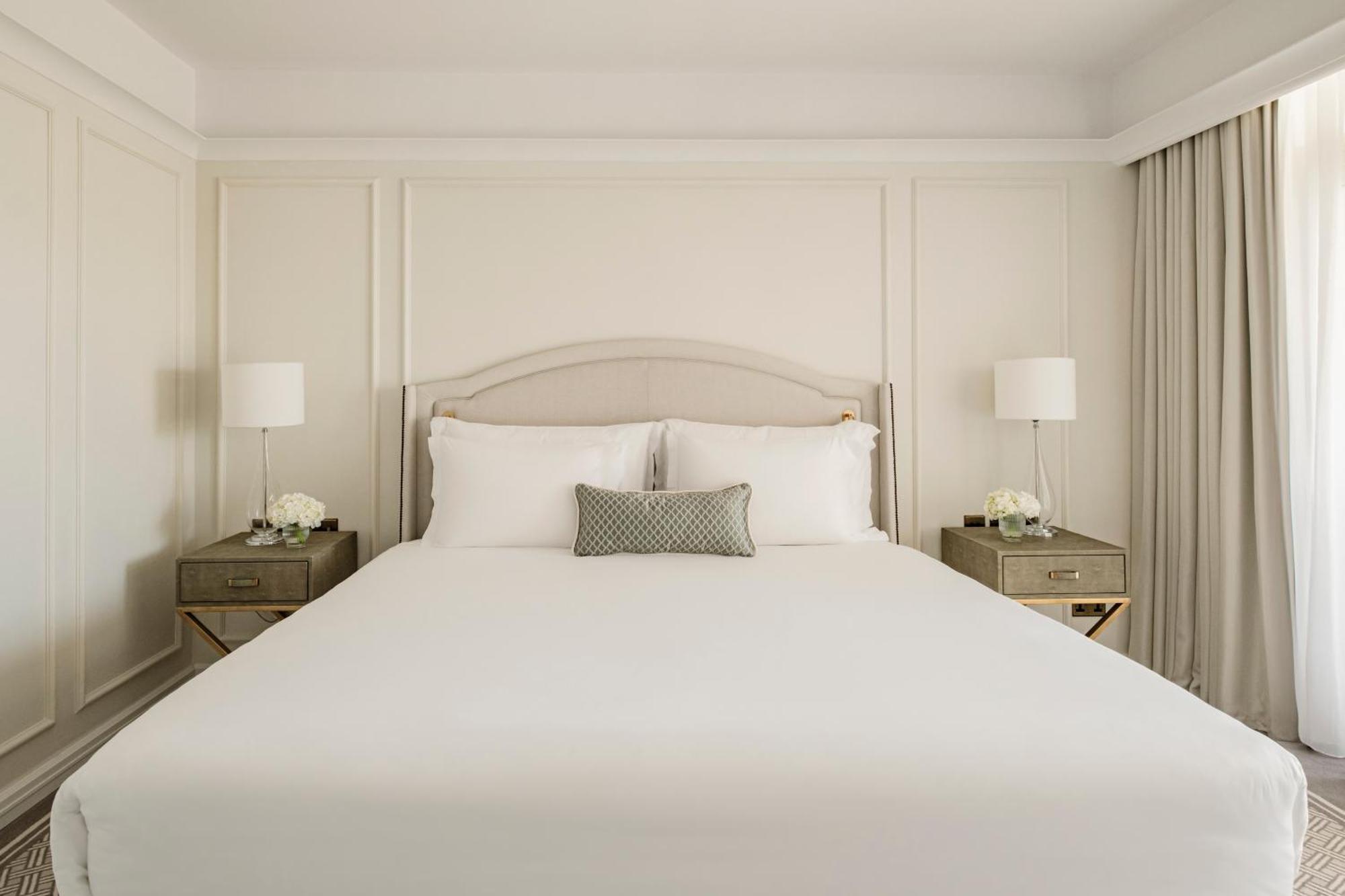 Corinthia Palace Malta Attard Exteriör bild A bedroom at The Carlyle