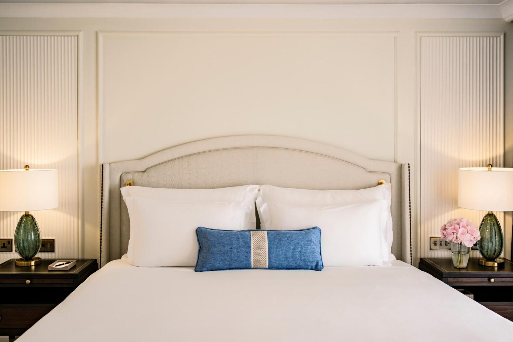Corinthia Palace Malta Attard Exteriör bild A bedroom at The Carlyle